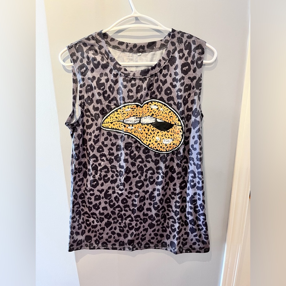 New sleeveless t-shirt sz small